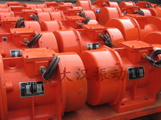 YZS振動(dòng)電機(jī)：加裝防護(hù)外殼，密封性強(qiáng)不易損壞。