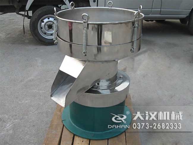 涂料振動篩由：框體，振動斗，出料口，振動電機底座等部件組成