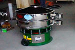 800型單層三次元振動(dòng)篩，產(chǎn)量可達(dá)800kg/h。