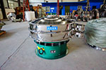 1200型三次元振動(dòng)篩，產(chǎn)量可達(dá)2100kg/h。